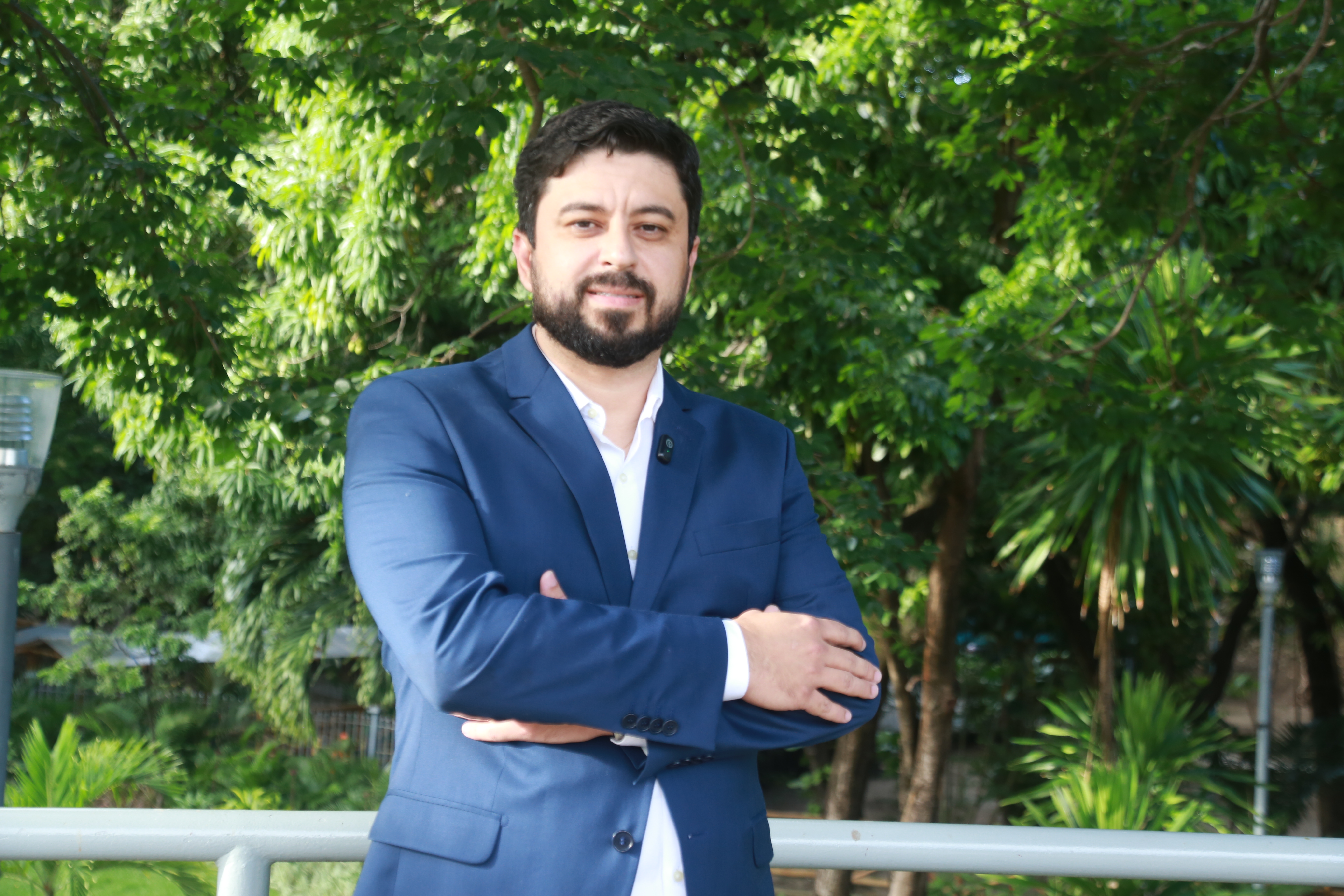 joão gilberto posa para a foto, ele está de terno azul